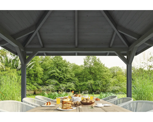 Dřevěný altán s jídelním stolem a výhledem do zahrady