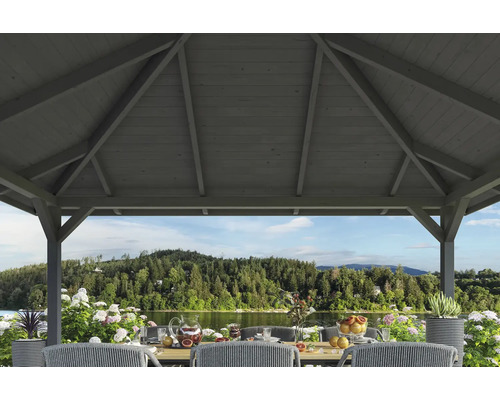 Dřevěný zahradní altán s prostřeným stolem v zahradě u jezera