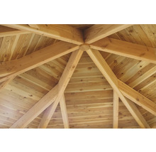 Detailní záběr dřevěné konstrukce zahradního altánu nebo pavilónu