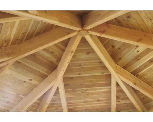 Detailní záběr dřevěné konstrukce zahradního altánu nebo pavilónu