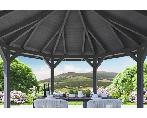 Dřevěný zahradní altán s prostřeným stolem a výhledem do přírody