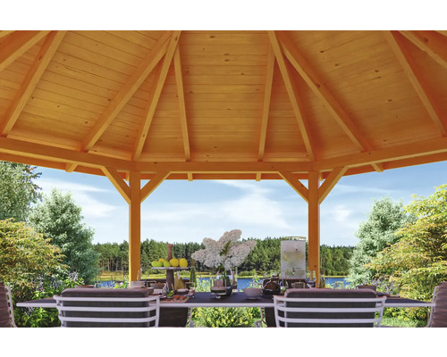 Dřevěný zahradní pavilon se stolem a židlemi na zahradě