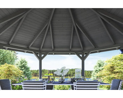 Detailní pohled na zahradní altán s jídelním stolem a židlemi