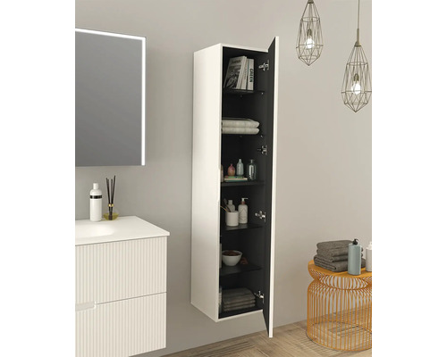 Koupelna s umyvadlem, osvětleným zrcadlem a otevřenou závěsnou skříňkou pro uložení koupelnových potřeb.