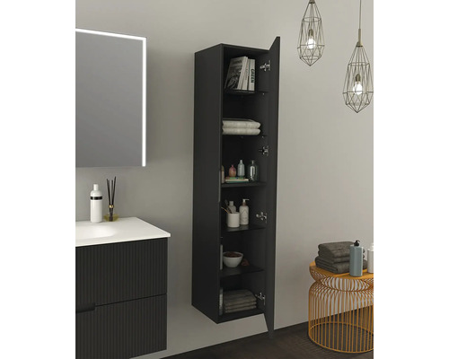 Koupelna s umyvadlem, zrcadlovou skříňkou a otevřenou závěsnou skříňkou pro uložení