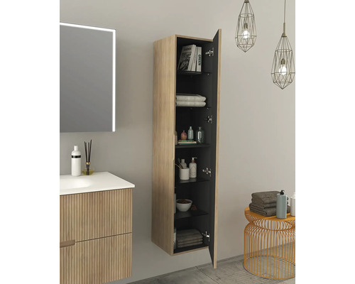 Koupelna s umyvadlovou skříňkou, zrcadlovou skříňkou a otevřenou závěsnou skříňkou