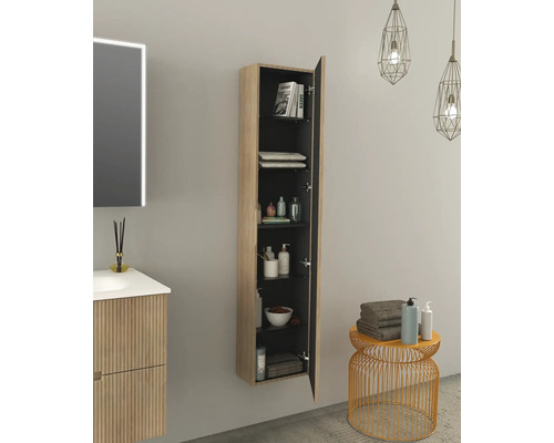 Koupelna s umyvadlem, zrcadlovou skříňkou a otevřenou vysokou skříňkou s policemi