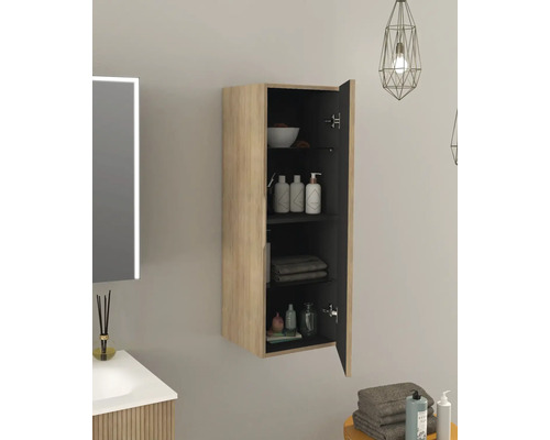 Koupelnová scéna s otevřenou závěsnou skříňkou s policemi pro uložení koupelnových potřeb.