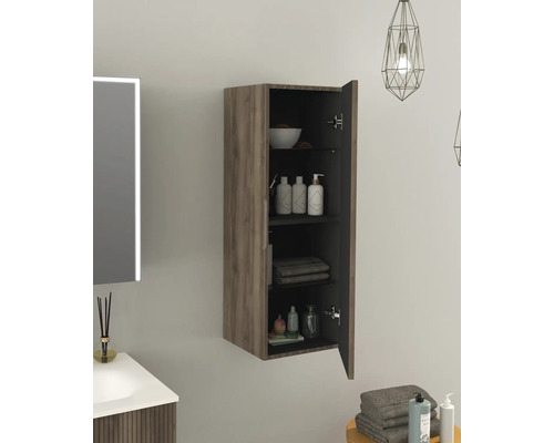 Koupelna se závěsnou skříňkou pro montáž na stěnu a otevřenými dvířky pro uložení koupelnových potřeb