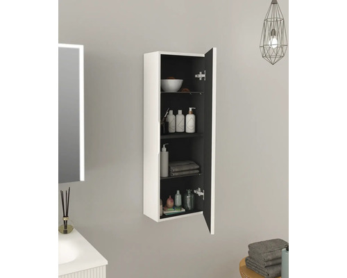 Otevřená koupelnová skříňka s několika policemi pro uložení toaletních potřeb