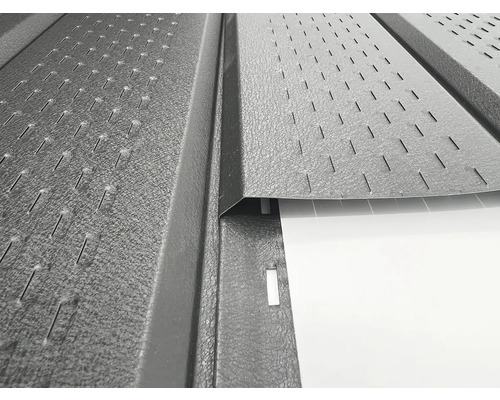 Detailní pohled na perforovaný plech pro střešní krytinu