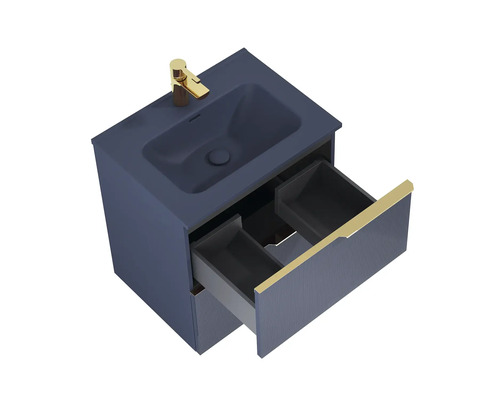 Skříňka pod umyvadlo s otevřenou zásuvkou a zlatou armaturou