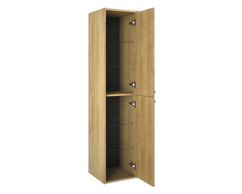 Otevřená vysoká skříň s policemi