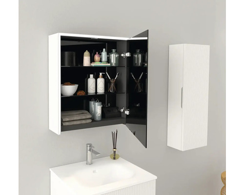 Koupelna s umyvadlem, zrcadlovou skříňkou a závěsnou skříňkou