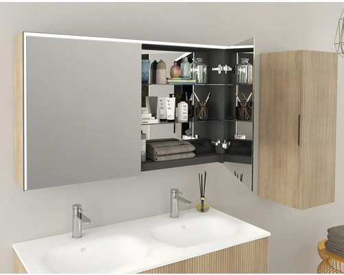 Koupelna s umyvadlem, zrcadlová skříňka s LED osvětlením a vysoká skříňka