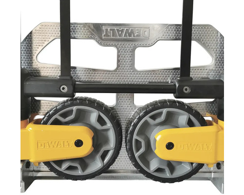 Detailní pohled na rudl DeWalt s kolečky a kovovou deskou