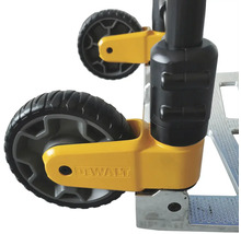 Detailní pohled na kolečka rudlu DeWalt
