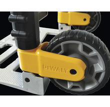 Logo společnosti DeWalt na vozíku s koly