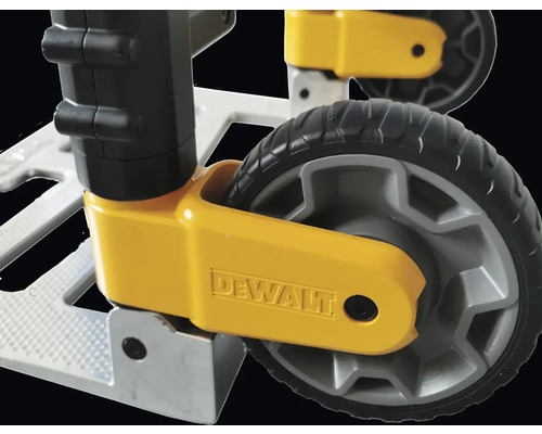 Logo společnosti DeWalt na vozíku s koly