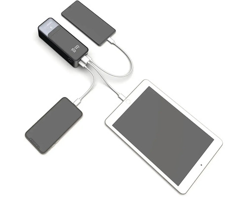 Powerbank současně nabíjí dva mobilní telefony a tablet