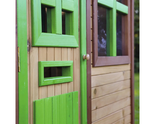 Detailní pohled na domeček na hraní s dveřmi a oknem
