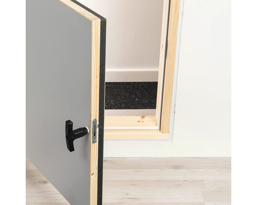 Otevřená revizní dvířka s otočným západkovým uzávěrem