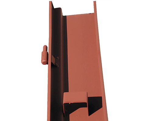 Kovový okap se upevňovacími prvky