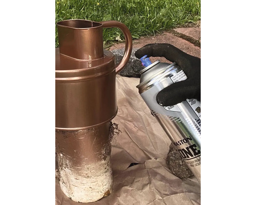 Osoba stříká džbán sprejem.