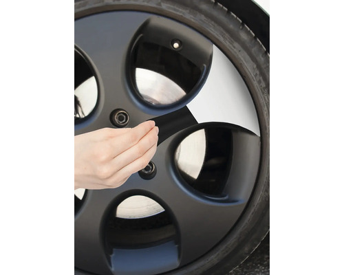 Detailní záběr osoby, která lepí lepicí pásku na ráfek.