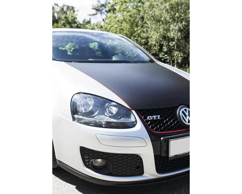 Detailní pohled na bílý Volkswagen GTI s černou kapotou