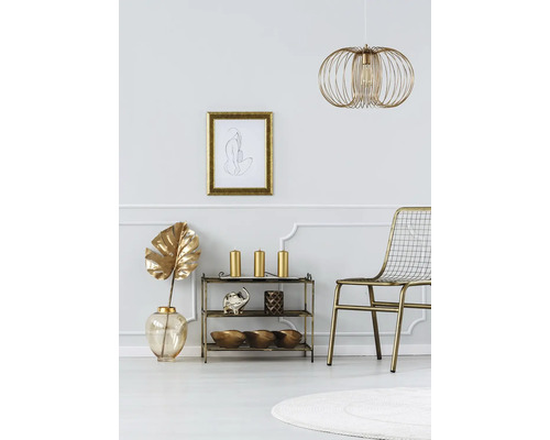 Dekorativní scéna interiéru s regálem, židlí, lampou a nástěnnou malbou