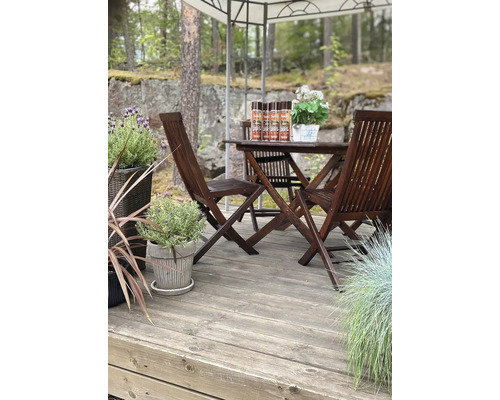 Dřevěná terasa se stolem, židlemi a lazurou na ochranu dřeva