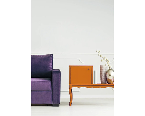 Obývací pokoj s fialovou pohovkou a oranžovým odkládacím stolkem