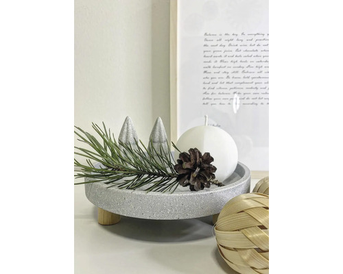 Dekorační podnos s ozdobnými stromky, jedlovou větví, šiškou a kulovou svíčkou