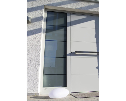 Moderní vchodové dveře se skleněným prvkem a osvětlením