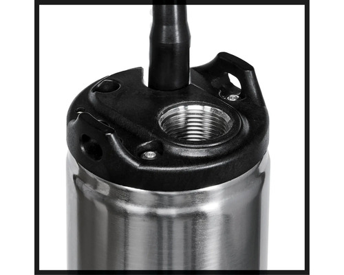 Detail ponorného čerpadla z nerezové oceli s černým plastovým nástavcem.