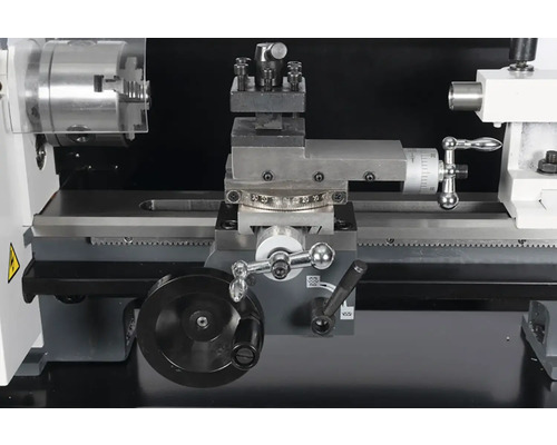 Detail soustruhu s držákem nástrojů