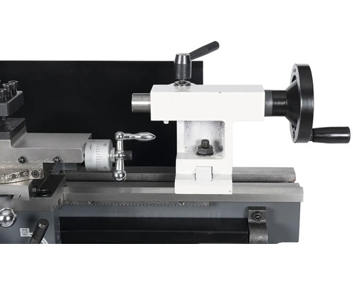 Detail soustruhu s ovládacími prvky