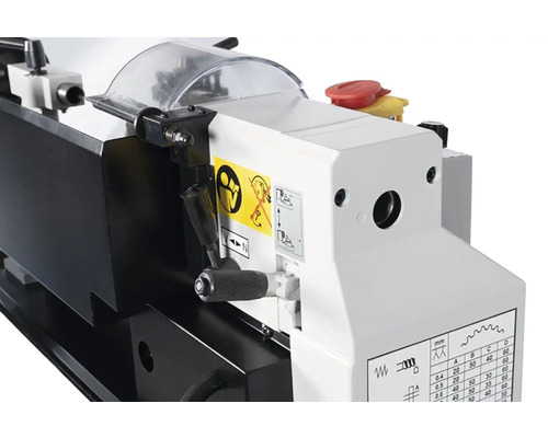 Detailní pohled na soustruh pro obrábění kovů