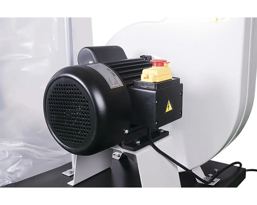 Detailní pohled na průmyslový vysavač s motorem a výstražným symbolem elektrického napětí