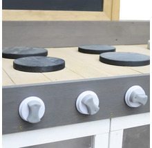 Detailní pohled na dětskou kuchyňku s varnými deskami a otočnými knoflíky.