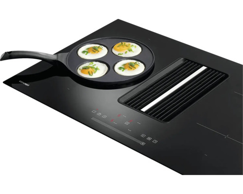 Černá indukční varná deska s integrovanou digestoří a smaženými vejci na pánvi