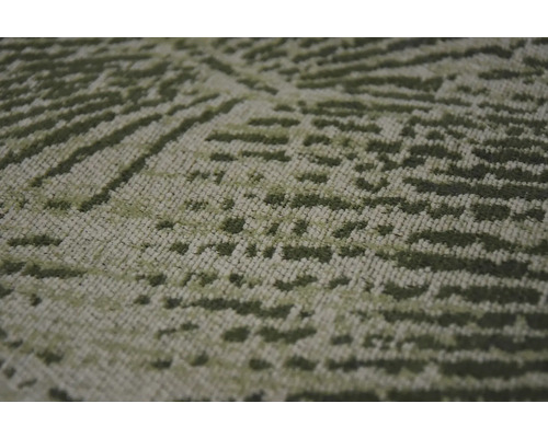 Detailní pohled na koberec s abstraktním vzorem