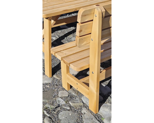 Detail dřevěné lavice se stolovou deskou, která je součástí zahradní sedací soupravy na štěrkovém podkladu