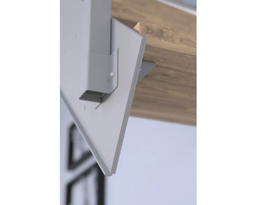 Detailní pohled na držák namontovaný na dřevěné desce