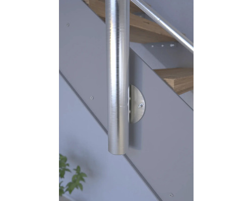 Detailní pohled na schodiště s kovovým sloupkem zábradlí