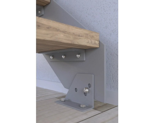 Detail uchycení schodiště šrouby ke zdi a podlaze