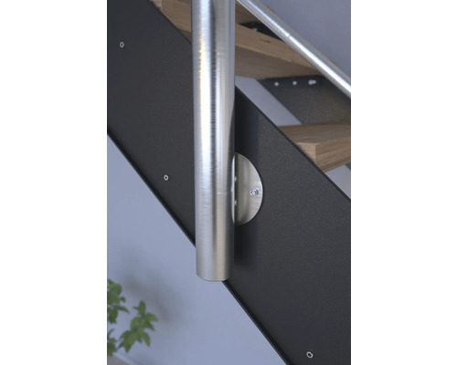 Detailní pohled na schodiště s nerezovým zábradlím a černými bočními prvky