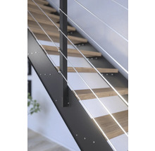 Detailní pohled na schodiště s dřevěnými schody a zábradlím s ocelovými lanky.