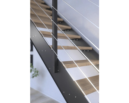Detailní pohled na schodiště s dřevěnými schody a zábradlím s ocelovými lanky.
